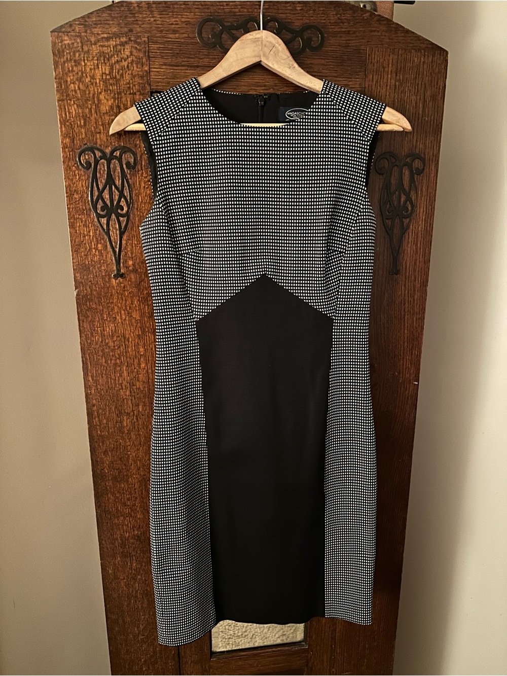Magaschoni Classic Black & White Bodycon Sheath Dress Size 2 Work Professional